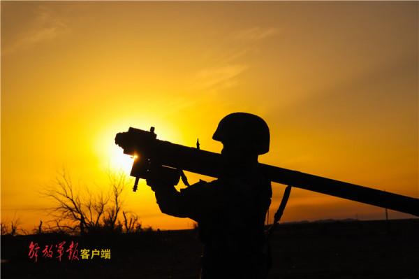 一組夕陽下的剪影帶你領略防空兵的雄姿