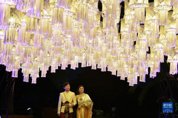 彩燈萬盞不夜天