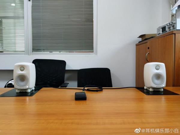 辦公桌上曾用過和仍在用的幾對小喇叭