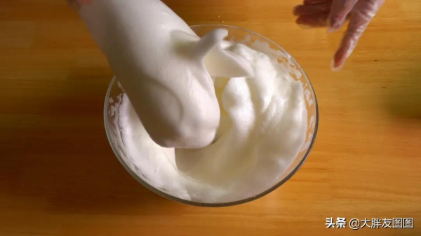 沒秤，沒打蛋器，沒烤箱，如何做出蓬鬆的無油蛋糕？