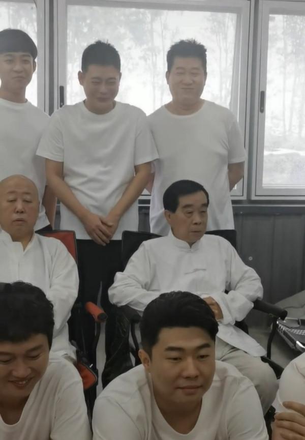 石富寬女兒曬影片,德雲社眾人站立顯拘謹,老先生穩坐中間派頭足 石富寬女兒曬影片,德雲社眾人站立顯拘謹,老先生穩坐中間派頭足