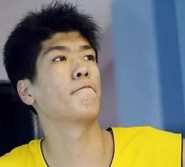 9年前“小姚明”張佳迪逝世，郭士強痛哭惋惜，其骨灰撒向了大海