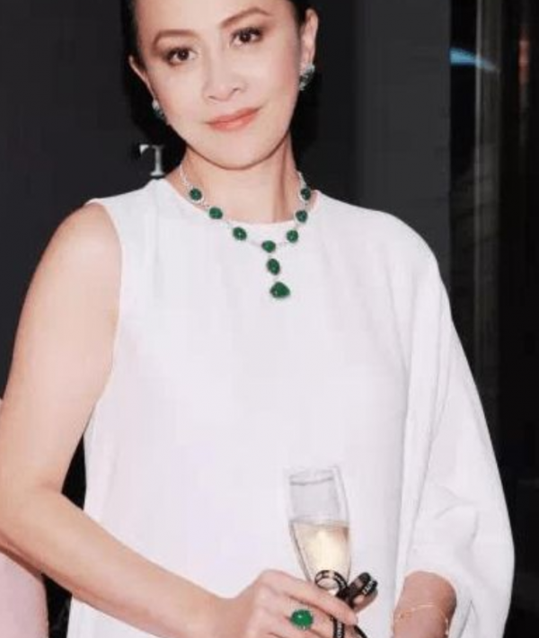 69歲劉曉慶跳手勢舞,手忙腳亂跟不上節奏,胸前超大玉石搶鏡 69歲劉曉慶跳手勢舞,手忙腳亂跟不上節奏,胸前超大玉石搶鏡