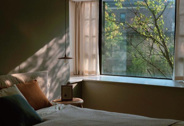 她的家一切從簡，客廳不放電視，不做任何修飾，卻處處充滿高階感