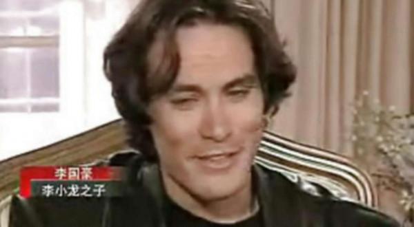 1993年李小龍之子李國豪在片場遭“槍殺”，到底是意外還是陰謀？