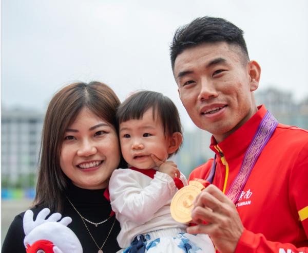 在異國一見鍾情，全運會冠軍鄭鵬飛的愛情故事