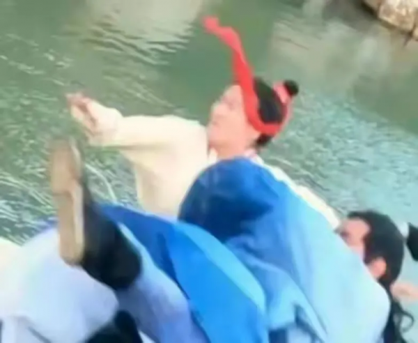 假馬假肌肉，每部戲戴美瞳，明星拍戲一個比一個能忽悠，太離譜