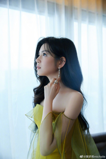 好久不見！辣媽陳妍希一襲黃裙白到發光