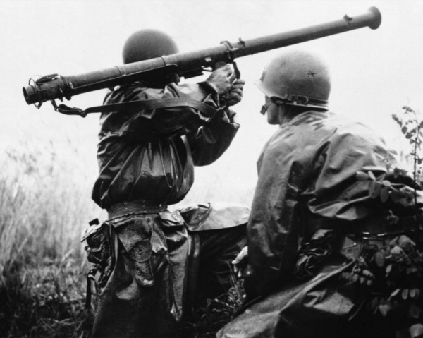 湖南一15歲新兵擅自開炮，被連長呵斥關禁閉，團長忙攔：記二等功