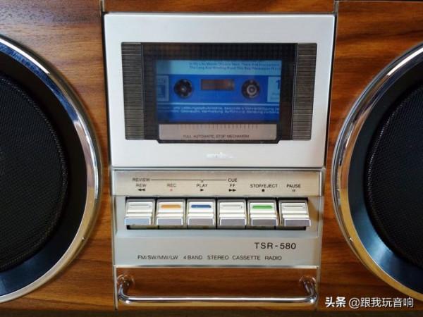 非常漂亮的懷舊經典音響,立體聲收音機錄音機,很酷的木質外觀 非常漂亮的懷舊經典音響,立體聲收音機錄音機,很酷的木質外觀