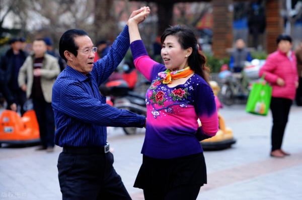 為什麼不建議老人跳交誼舞？64歲老人：跳交誼舞容易捱打