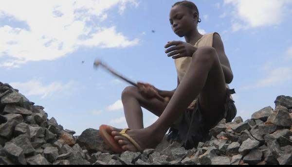 非洲基建究竟有多爛？下場雨，摩托車都要7個人推，一點不誇張