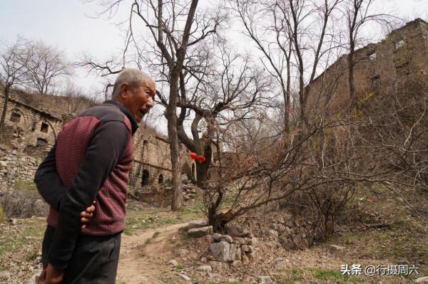 7旬大叔獨守500年古堡，1臺電視機用了30年，看他活成啥樣