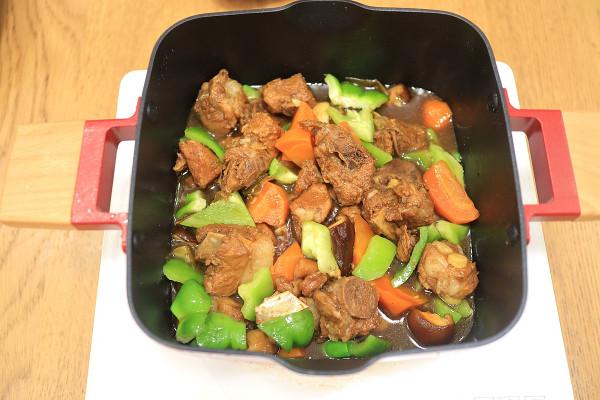 由三杯雞演變的三杯排骨，香嫩入味吮手指，真想天天吃一盤