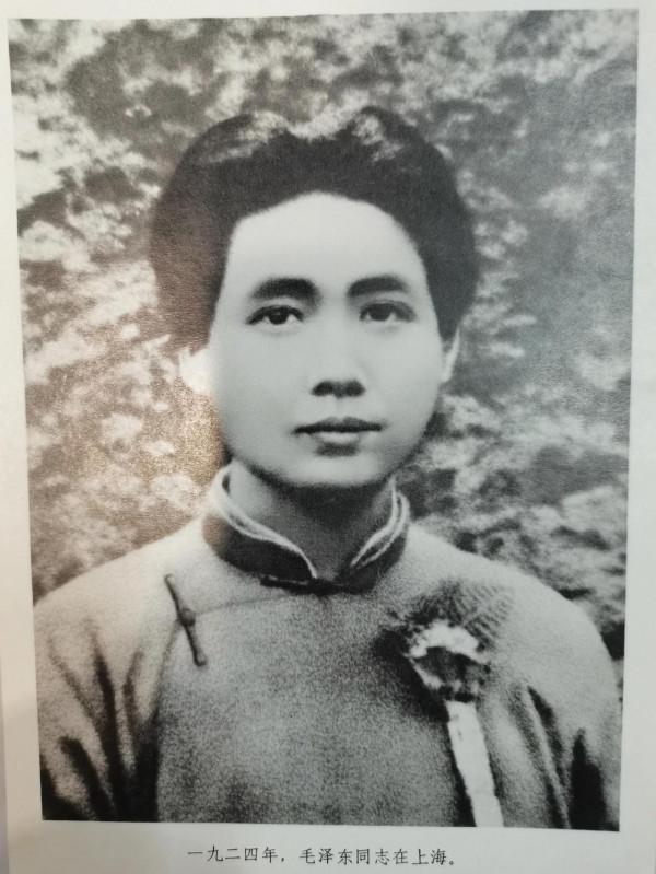 偉大領袖毛主席永遠活在我們心中