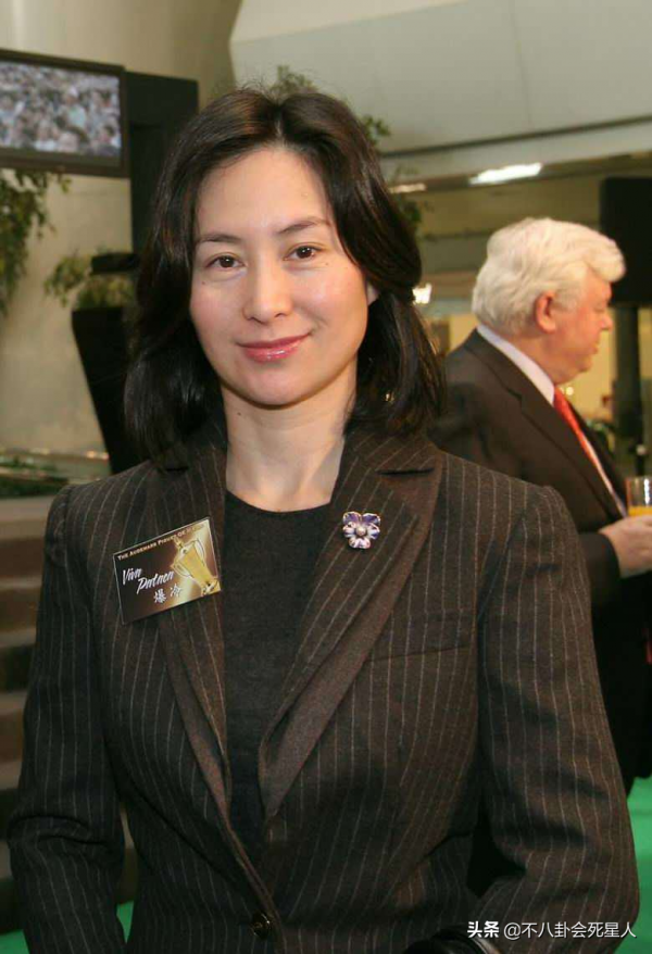 賭王二房4姐妹去富豪聚會,個個身價過億,奚夢瑤生再多也比不了 賭王二房4姐妹去富豪聚會,個個身價過億,奚夢瑤生再多也比不了