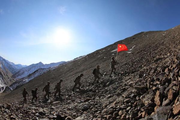 大雪封山前,這個“候鳥”哨所官兵再次踏上巡邏路 大雪封山前,這個“候鳥”哨所官兵再次踏上巡邏路