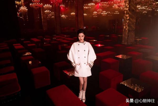 文詠珊身穿白色風衣裙，腳踩白色短靴，高階感十足