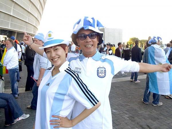 陳小春真挺時髦的，和應採兒穿情侶裝，“莫西幹”髮型也不土