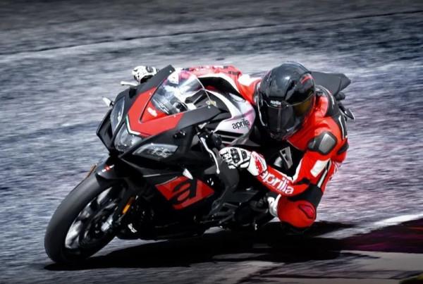 大排量摩托車那麼重，倒了不好扶，為什麼不把後輪做成兩個呢？