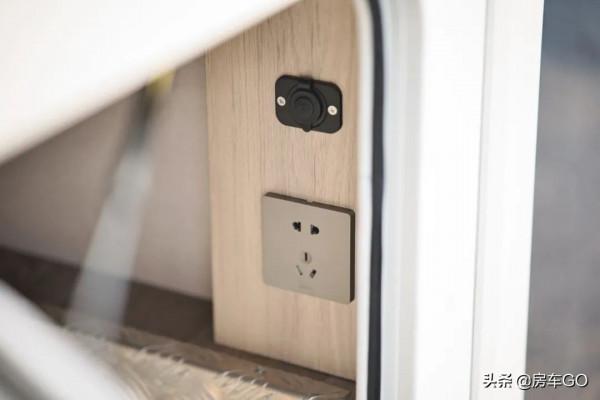 適合4-6人旅行的高配房車,標配820Ah電池+柴暖,可以四季出行 適合4-6人旅行的高配房車,標配820Ah電池+柴暖,可以四季出行