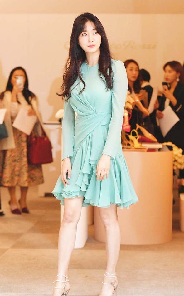 韓國高顏值女神金莎朗,衣品線上身材好,氣質不輸金喜善 韓國高顏值女神金莎朗,衣品線上身材好,氣質不輸金喜善