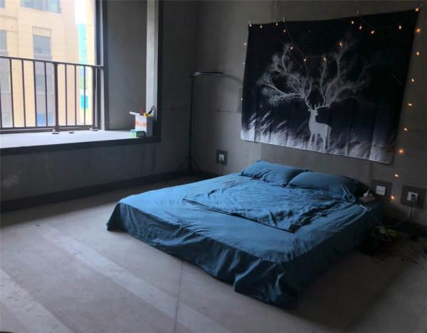 他住進不裝修的毛坯房4個月，雖簡陋卻倍感溫馨，網友：還不錯