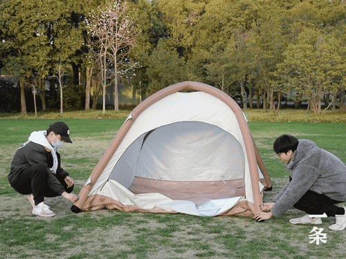 等下個晴天，咱們帶著這套自動充氣帳篷、床墊，去露營吧