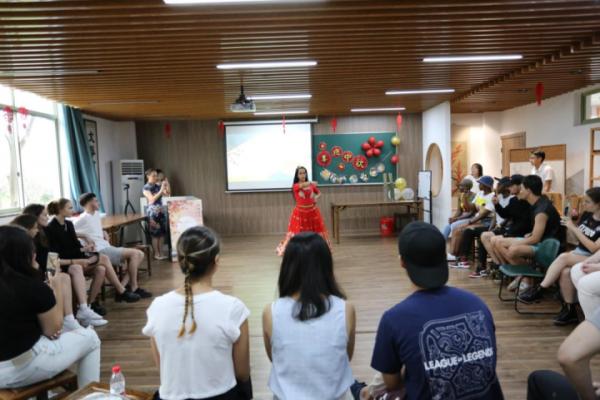 留學生們線上線下共唱“月亮代表我的心”,浙財大的這場中秋聯歡會好暖心 留學生們線上線下共唱“月亮代表我的心”,浙財大的這場中秋聯歡會好暖心