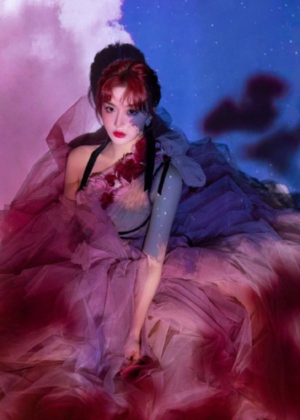 孔雪兒拍繁花光影大片，穿薔薇粉長裙優雅浪漫