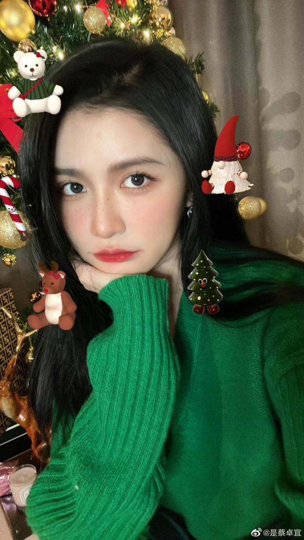 趙雅芝變馮程程，張鈞甯像雪精靈！分分秒秒被女明星聖誕照破防了