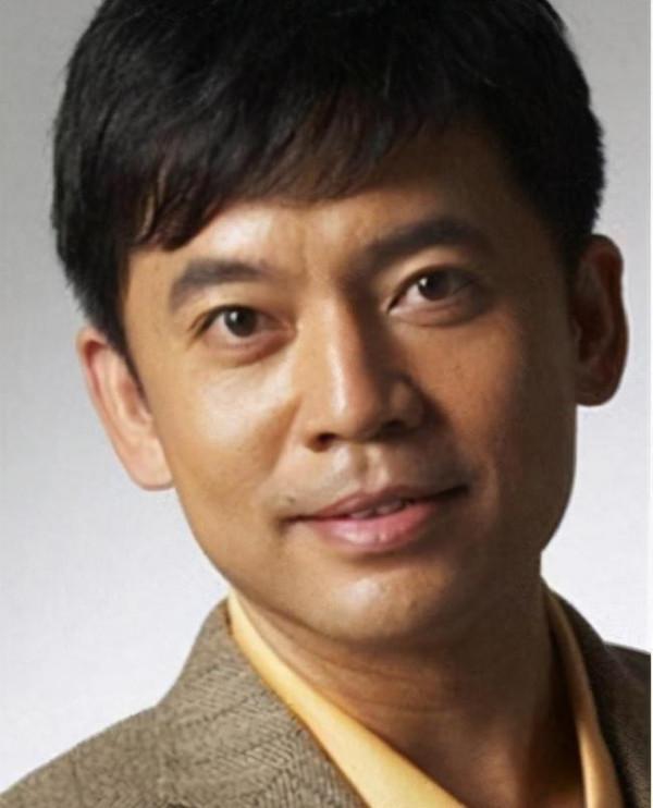 何政軍：錯過鞏俐娶初戀為妻，出道多年無緋聞，父親身份不一般