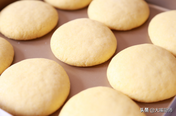 玉米麵加雞蛋，用開水一燙，做出快手早餐，膨鬆柔軟，比包子好吃