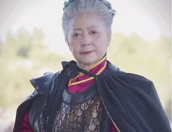 77歲奶奶少女心爆棚，穿漢服亮相漫展，被央視點名