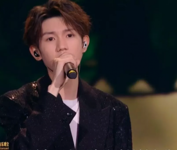 大灣區晚會群星爭奇鬥豔:王菲穿白裙如仙女,趙麗穎素色裙顯身材 大灣區晚會群星爭奇鬥豔:王菲穿白裙如仙女,趙麗穎素色裙顯身材