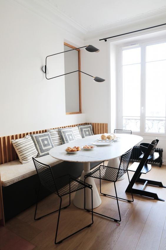 甘拜下風！櫃體下方掏個視窗，連通兩個空間，孩子當通道來用了