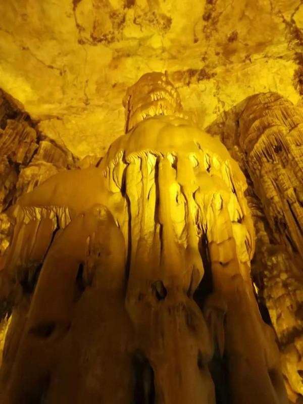 貴州織金洞裡的鐘乳石美極了