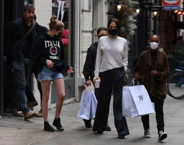 朱莉帶娃逛街像走秀！穿搭簡約卻超高階，龍鳳胎兒子男生女相超帥