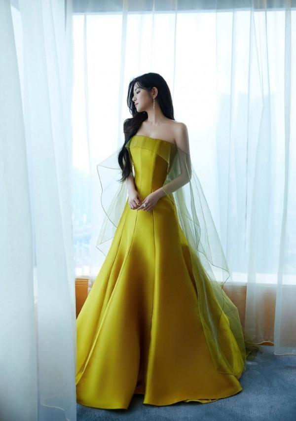 陳妍希再現&OpenCurlyDoubleQuote;小龍女&rdquo;造型，穿熒光黃色國風裙，又嫩又甜