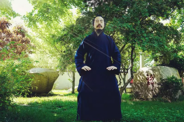 “站立不動姿如樹 遍體氣血任流行”