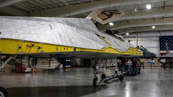 機翼用了咱傳統的卯榫工藝？細看F117，刮掉隱身塗料之後真相大白