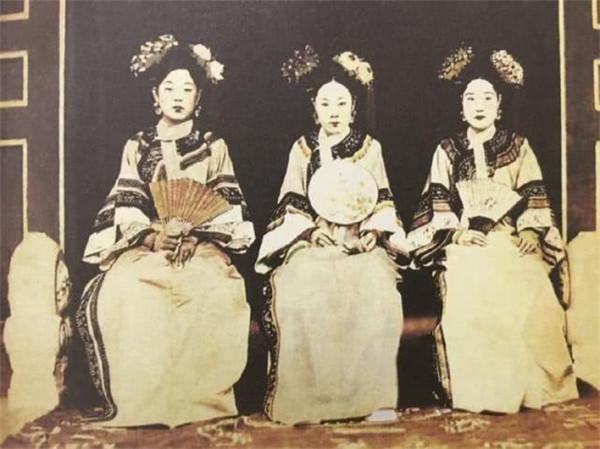 清朝嬪妃為何會在脖頸上掛條白布？原來作用不止保暖，皇帝更喜歡