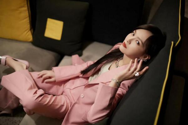 ​​​唐嫣粉色西裝，甜美與霸氣的融和，釋放強大氣場