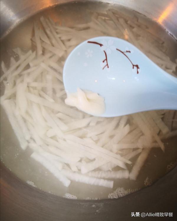 蒸包子吃膩了試試烤包子吧，外酥裡軟又多汁，搭配蘿蔔湯，助消化