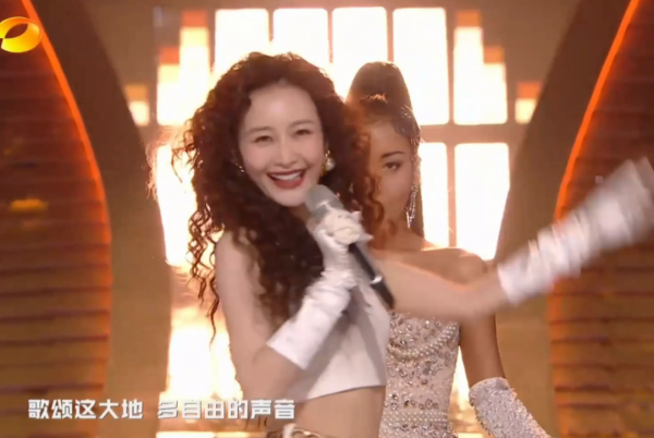 跨年女星哪家強？周慧敏凍齡狀態好，金晨穿漢服，楊紫創收視高峰