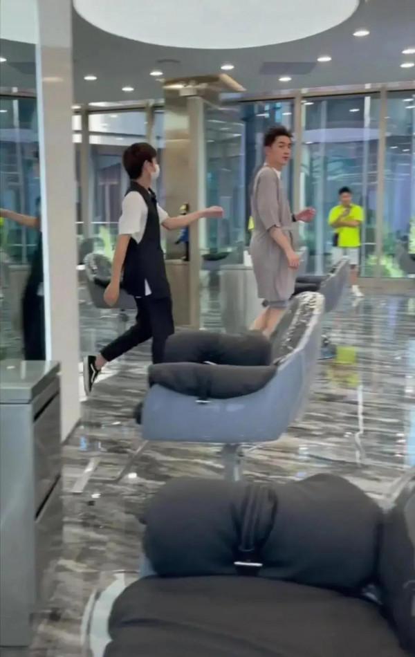 林更新來自家理髮店做頭髮,裝修富麗堂皇,疑似普通人消費不起 林更新來自家理髮店做頭髮,裝修富麗堂皇,疑似普通人消費不起