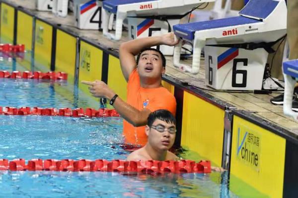 溫暖！特奧游泳比賽中救生員陪伴運動員游完最後80米