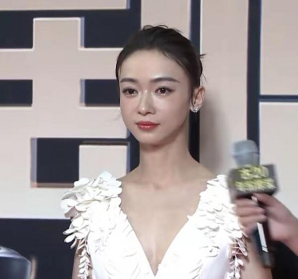 國劇最新紅毯,吳謹言大小臉,宋祖兒遲到,有人凍到表情僵硬 國劇最新紅毯,吳謹言大小臉,宋祖兒遲到,有人凍到表情僵硬