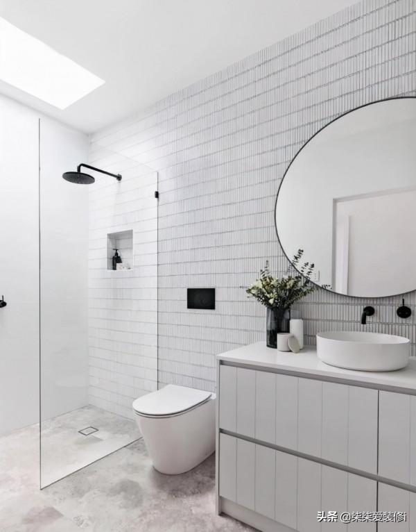 他家的衛生間這樣設計，乾淨又整潔，收納功能簡直出乎意料