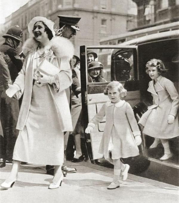 女王母親的心酸往事：想嫁哥哥卻嫁了弟弟，被口吃的國王丈夫家暴